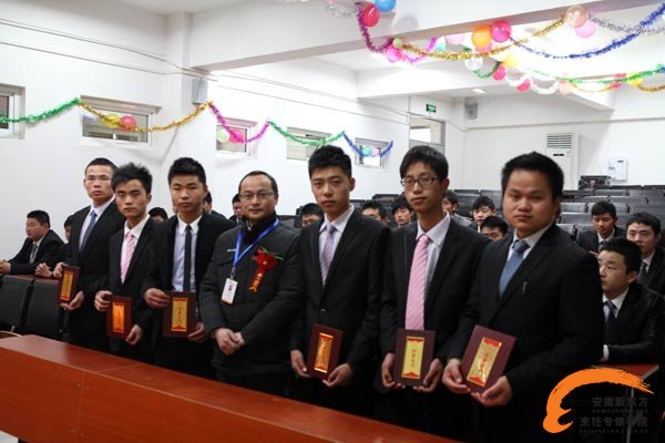 优秀班委、优秀学生与学院创就业指导中心董主任合影