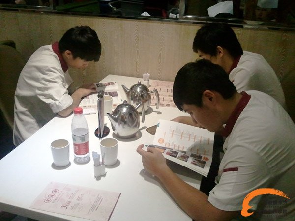 参观前厅,阅览企业文化杂志