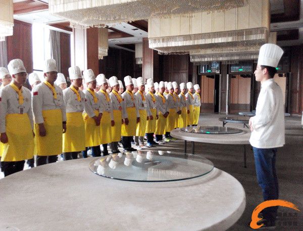 参观结束后 厨师长助理为同学们总结讲话