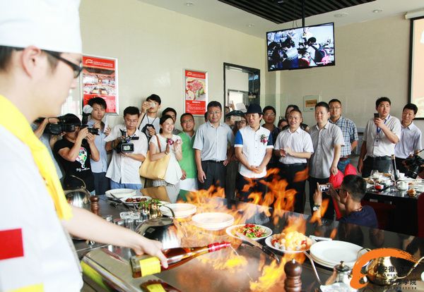 金马影帝黄渤空降新东方 形象大使引爆校园