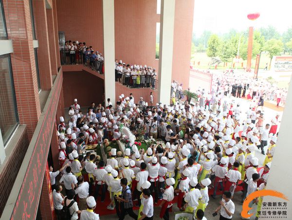 金马影帝黄渤空降新东方 形象大使引爆校园