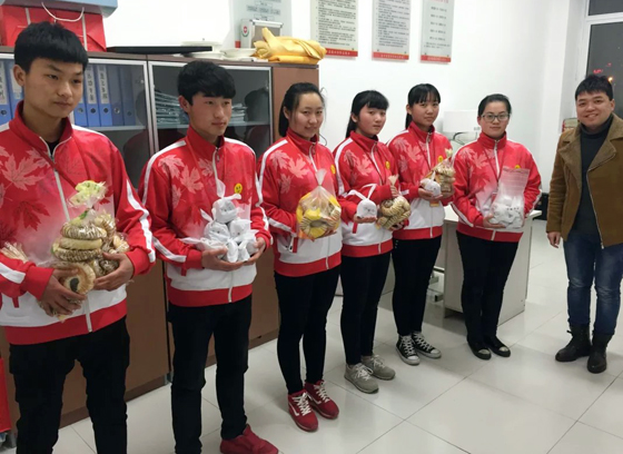 带上经典西点14-05班、15-01班、15-03班三个班级同学做的美味西点准备出发