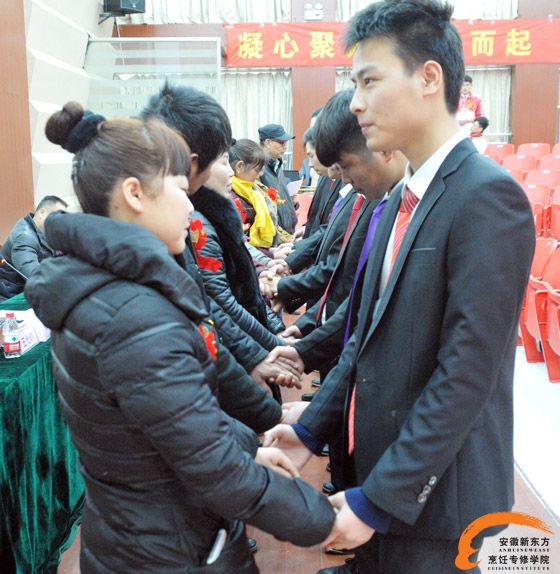家长孩子紧握着双手传递亲情