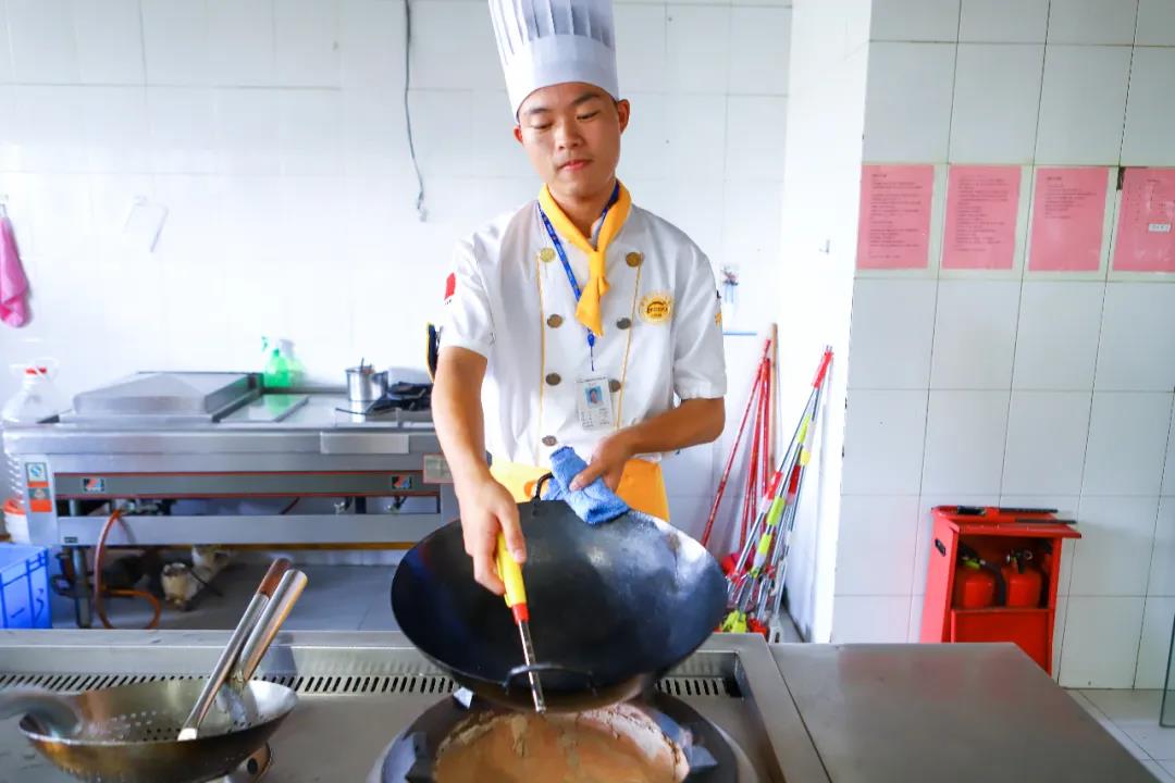 【新生故事】梁能强:选对学校,你的努力事半功倍