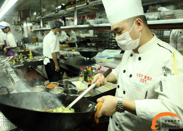 优秀毕业生韩正飞:从普通炉头到厨师长的飞跃