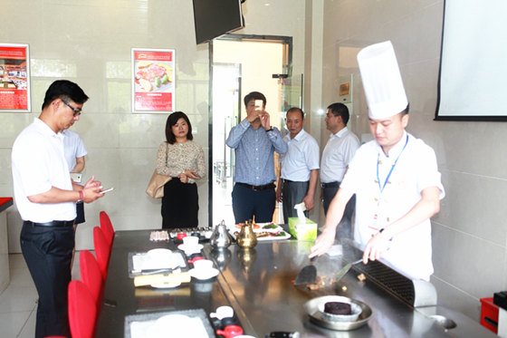 美国凯泽大学国际事务副校长杨湛君一行莅临我院考察交流
