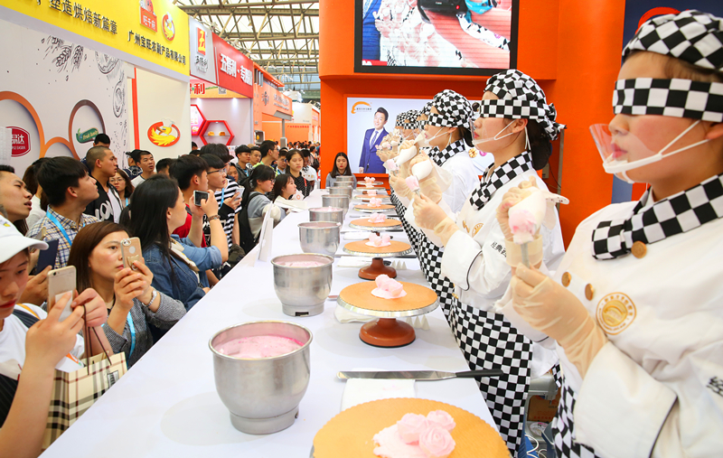 新东方烹饪教育献技国际烘焙展 再度点亮上海滩