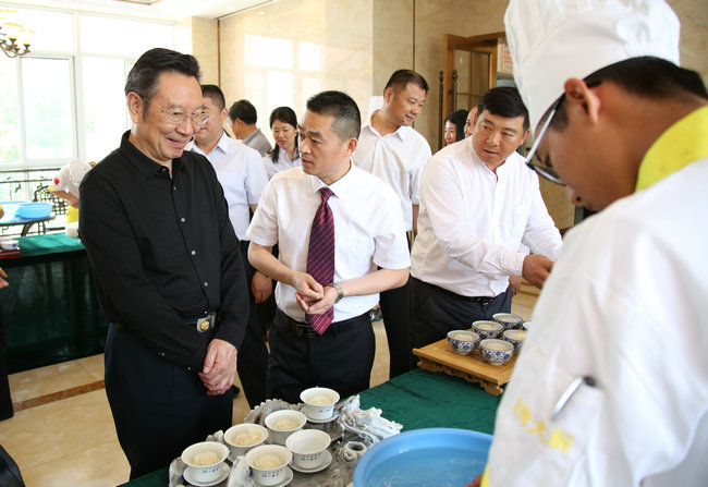 杨志琦理事长观看学生刀功展示