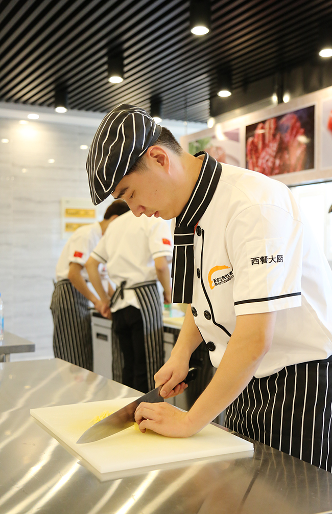 辞去“铁饭碗”只为“金饭碗”,记安徽新东方乔羽