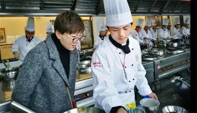 幸福味道30年 央视记者寻味新东方烹饪