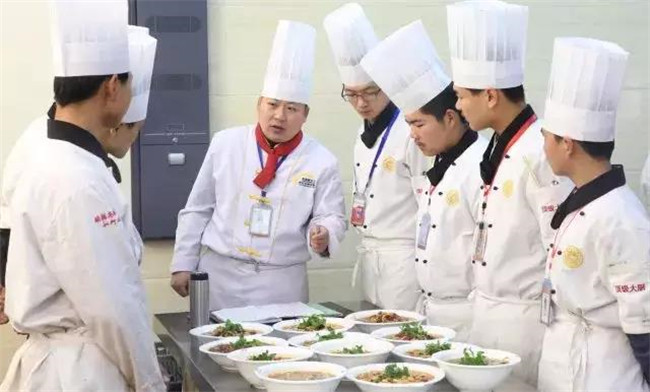 幸福味道30年 央视记者寻味新东方烹饪