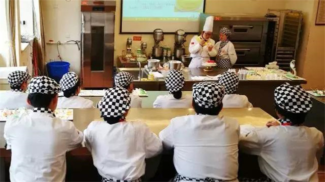 幸福味道30年 央视记者寻味新东方烹饪