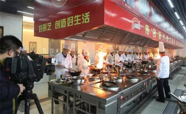 幸福味道30年 央视记者寻味新东方烹饪