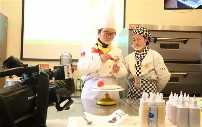 幸福味道30年 央视记者寻味新东方烹饪