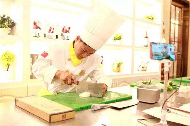 《上学吧,吃货们》上演厨艺大考验,引爆洪荒之力