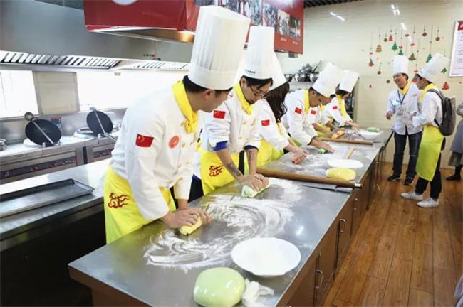 《上学吧,吃货们》主播遭遇彩虹炸弹 自制作品惊艳全场
