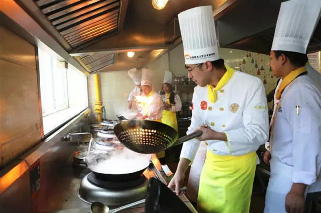 《上学吧,吃货们》主播遭遇彩虹炸弹 自制作品惊艳全场