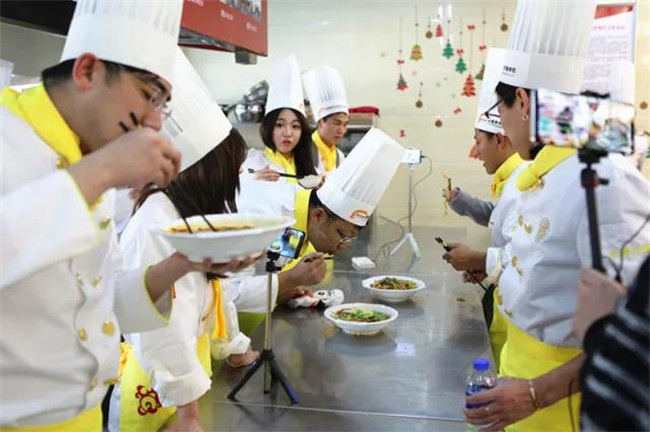 《上学吧,吃货们》主播遭遇彩虹炸弹 自制作品惊艳全场