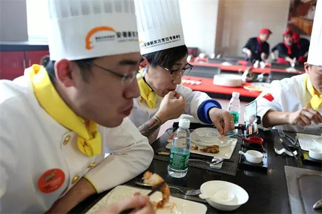 《上学吧,吃货们》主播遭遇彩虹炸弹 自制作品惊艳全场