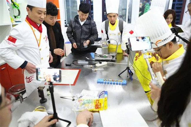 《上学吧,吃货们》主播遭遇彩虹炸弹 自制作品惊艳全场