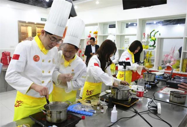 《上学吧,吃货们》主播遭遇彩虹炸弹 自制作品惊艳全场