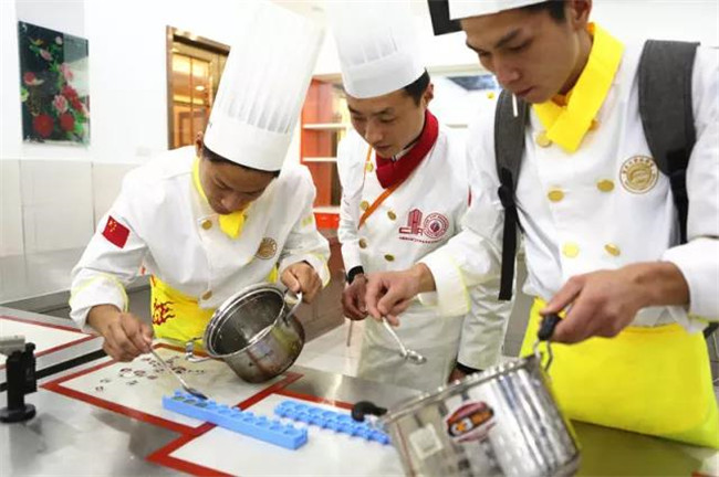 《上学吧,吃货们》主播遭遇彩虹炸弹 自制作品惊艳全场
