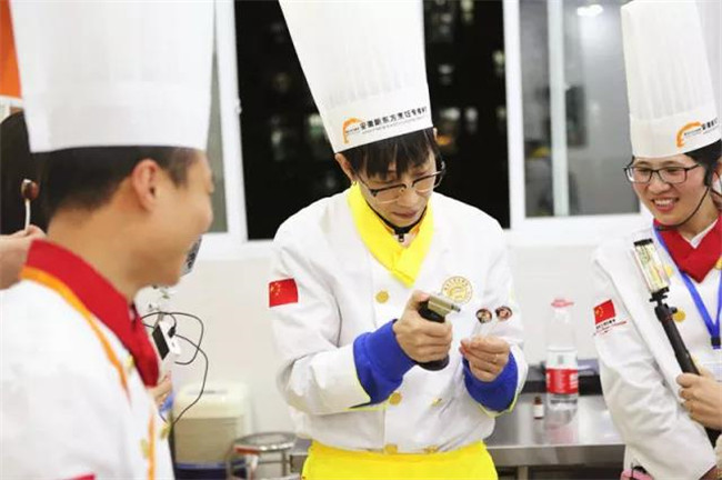 《上学吧,吃货们》主播遭遇彩虹炸弹 自制作品惊艳全场