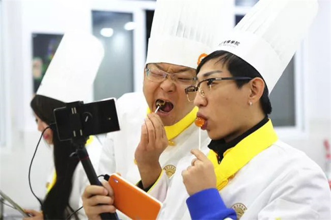 《上学吧,吃货们》主播遭遇彩虹炸弹 自制作品惊艳全场