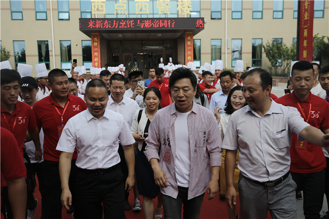 影帝黄渤驾到新东方,提笔蛋糕为新东方庆生