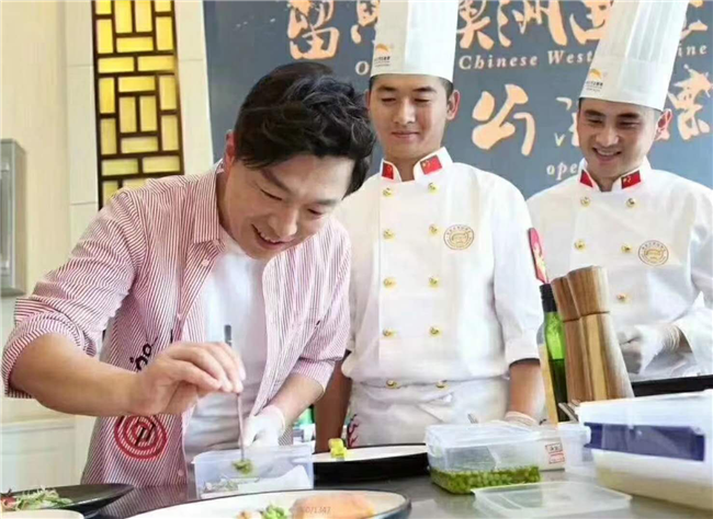 影帝黄渤驾到新东方,提笔蛋糕为新东方庆生