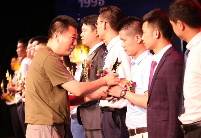致敬新华人