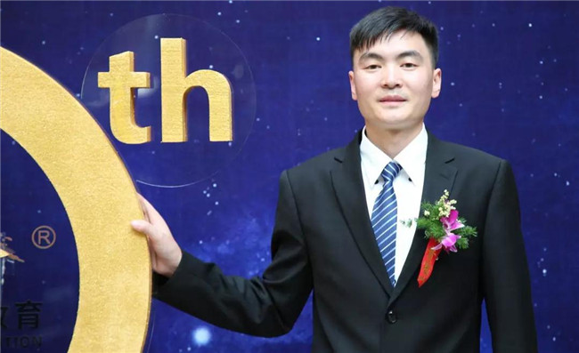 致敬新华人