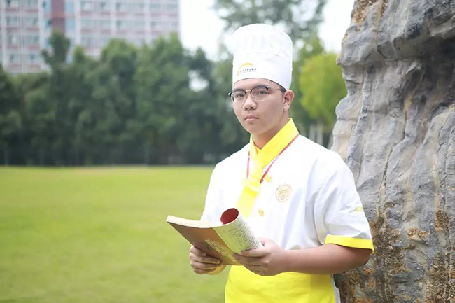 【新生故事】石文:00后小哥哥放弃大学生活,为梦想放手一搏!