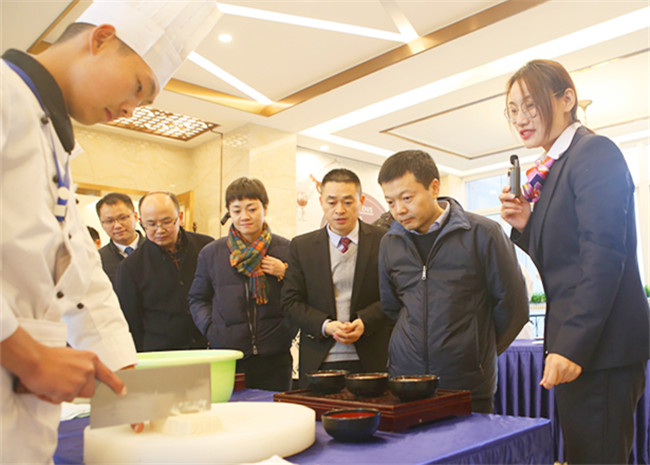 四川新津县领导一行莅临我校参观交流
