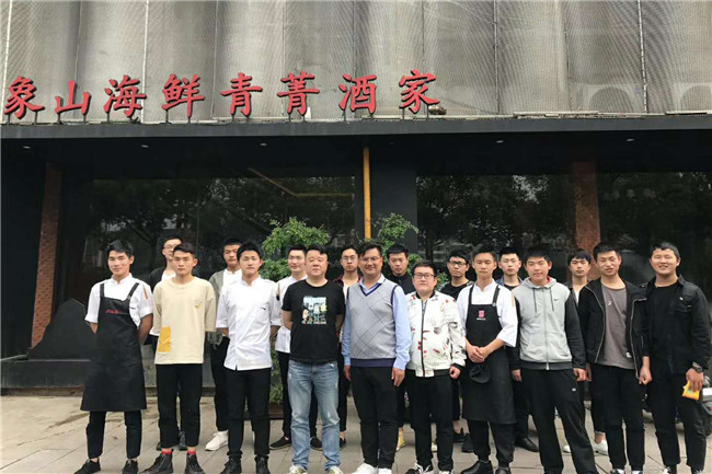 我校中餐专业老师回访成功毕业学子
