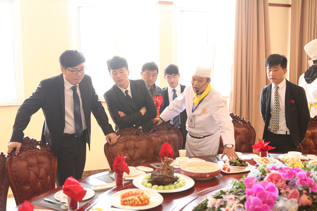 初高中生学厨师,是去学校学习还是去酒店学习好?