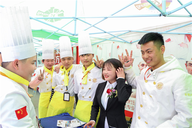初高中生学厨师,是去学校学习还是去酒店学习好?