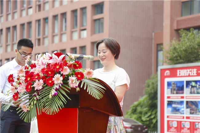 安徽新东方烹饪技工学校2019年校企合作定向班授牌仪式隆重举行