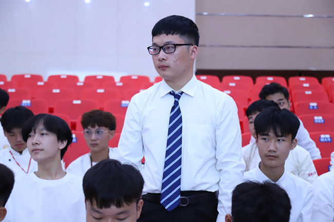 纳才集团来我校进行专场招聘