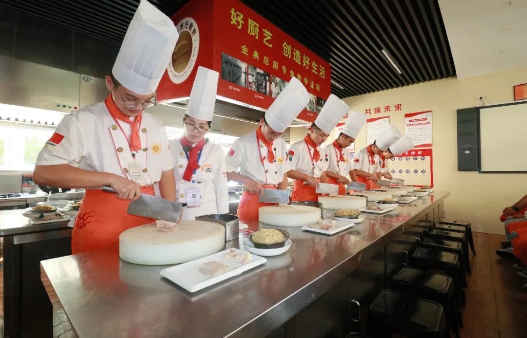 专业厨师学校VS饭店学徒,学厨师应该去哪里?