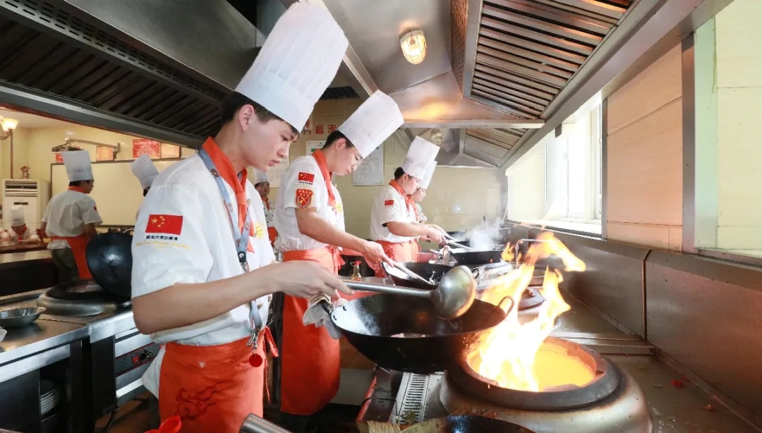 专业厨师学校VS饭店学徒,学厨师应该去哪里?