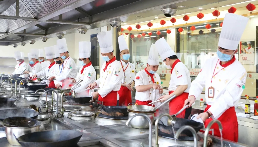 专业厨师学校VS饭店学徒,学厨师应该去哪里?