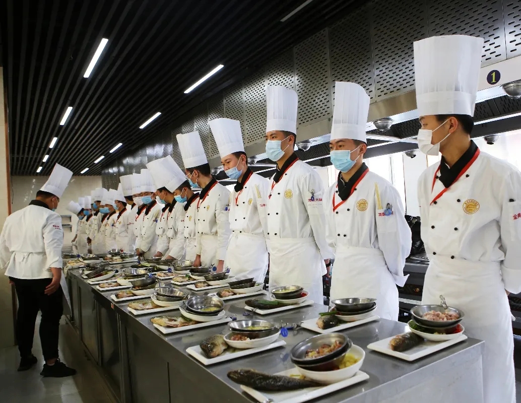 专业厨师学校VS饭店学徒,学厨师应该去哪里?