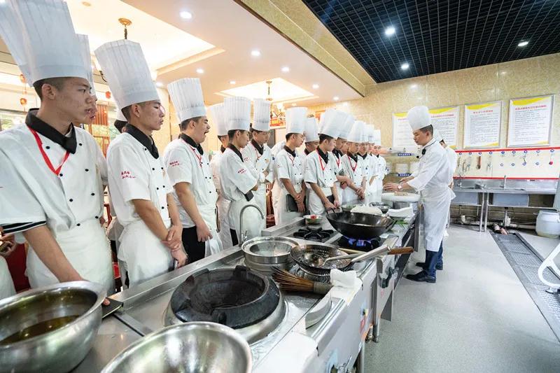 为什么烹饪学校的学费差异这么大?