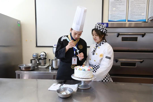 2021年学西点烘焙前景怎么样?来安徽新东方学西点,遇见更好的自己!