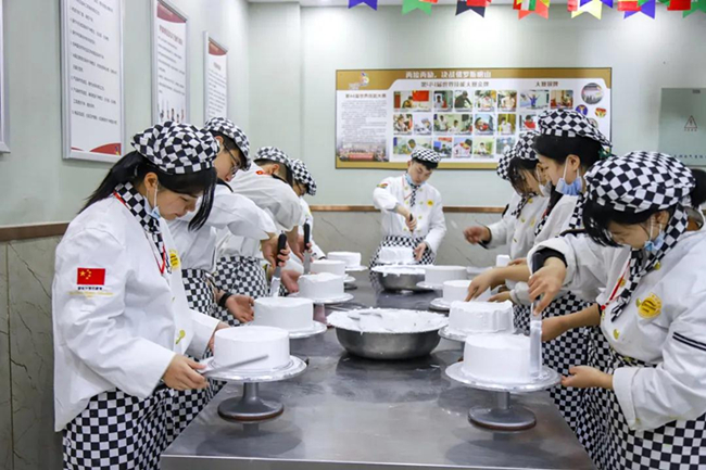 2021年学西点烘焙前景怎么样?来安徽新东方学西点,遇见更好的自己!