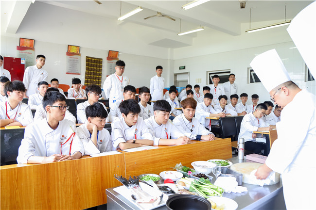 隆聚餐饮集团大师走进我校进行授课
