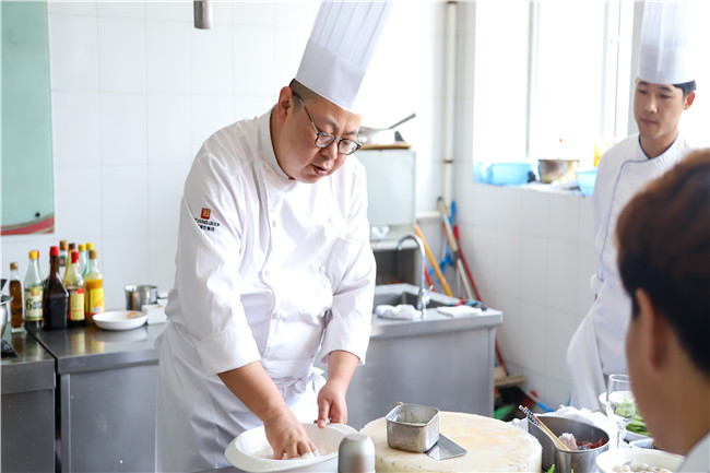 隆聚餐饮集团大师走进我校进行授课