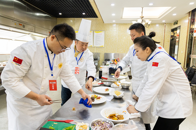 看中外厨艺比拼,赏世界美食盛宴,新东方战队老师全力备战