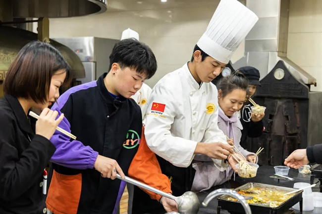 实力绽放,央视主持人点赞新东方学子